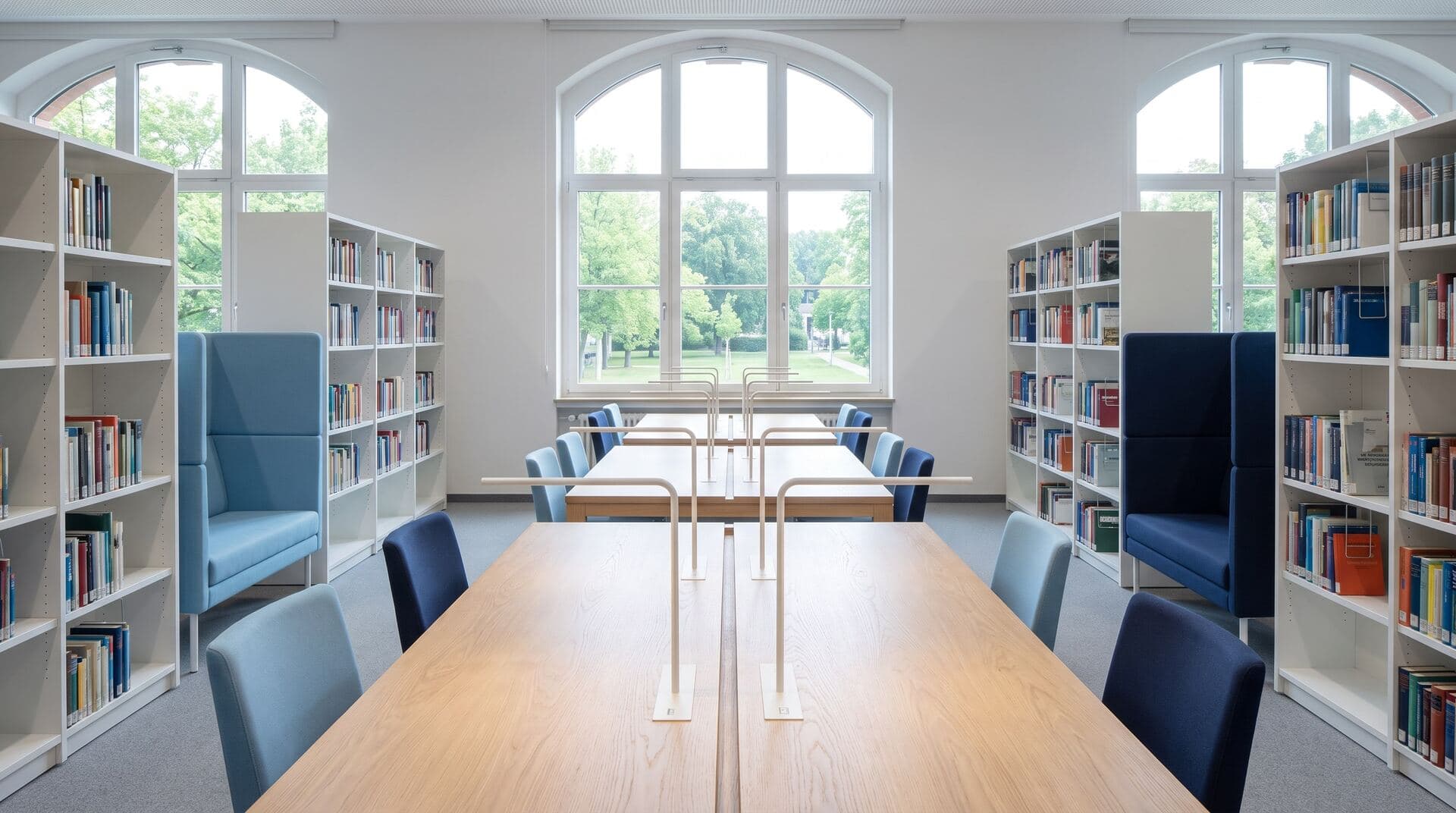 Helle Universitätsbibliothek mit langen Lesetischen (Symbolbild)