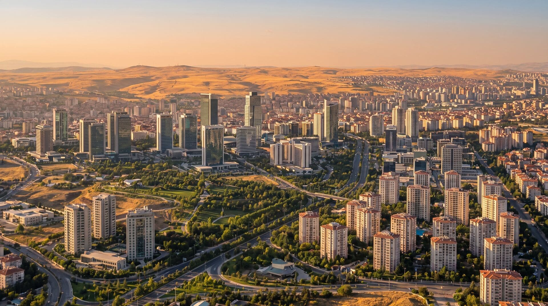 Blick über Ankara mit Hochhäusern, Parks und Hügeln (Symbolbild)