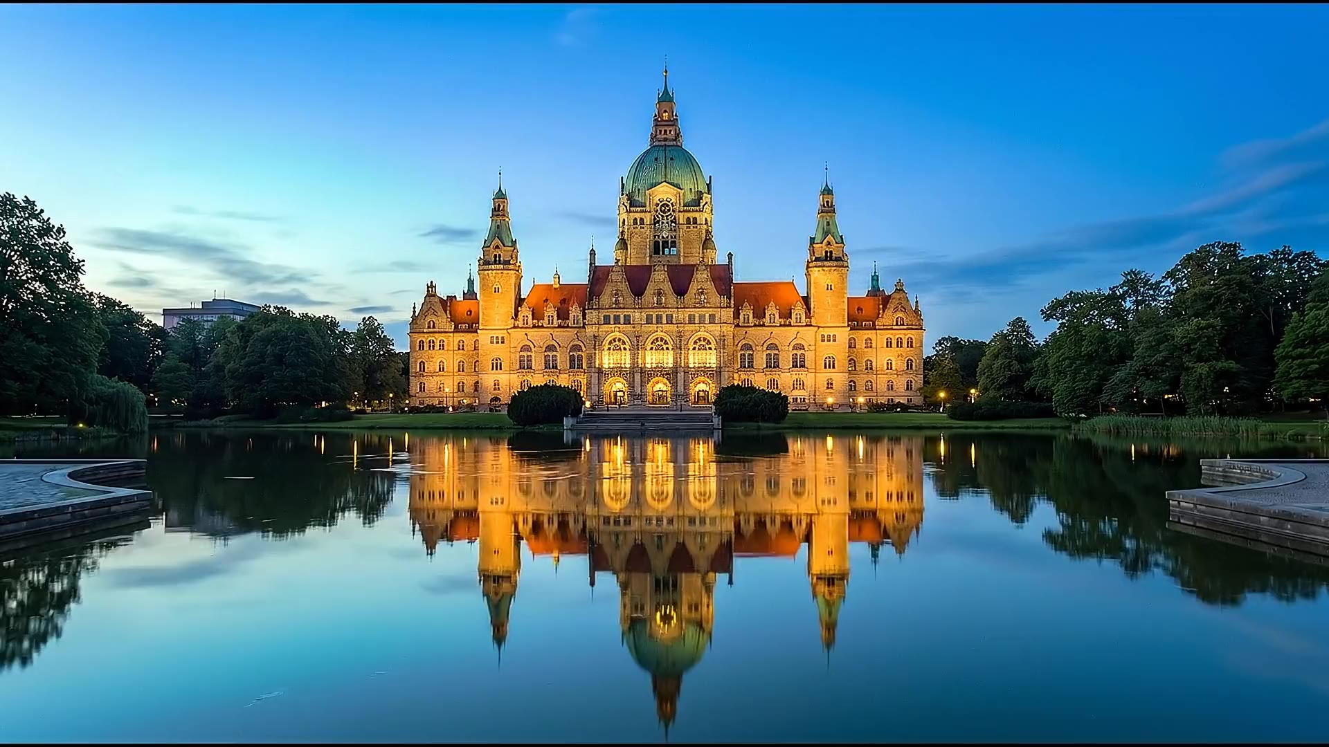 Das Neue Rathaus in Hannover spiegelt sich im Maschteich (Symbolbild)
